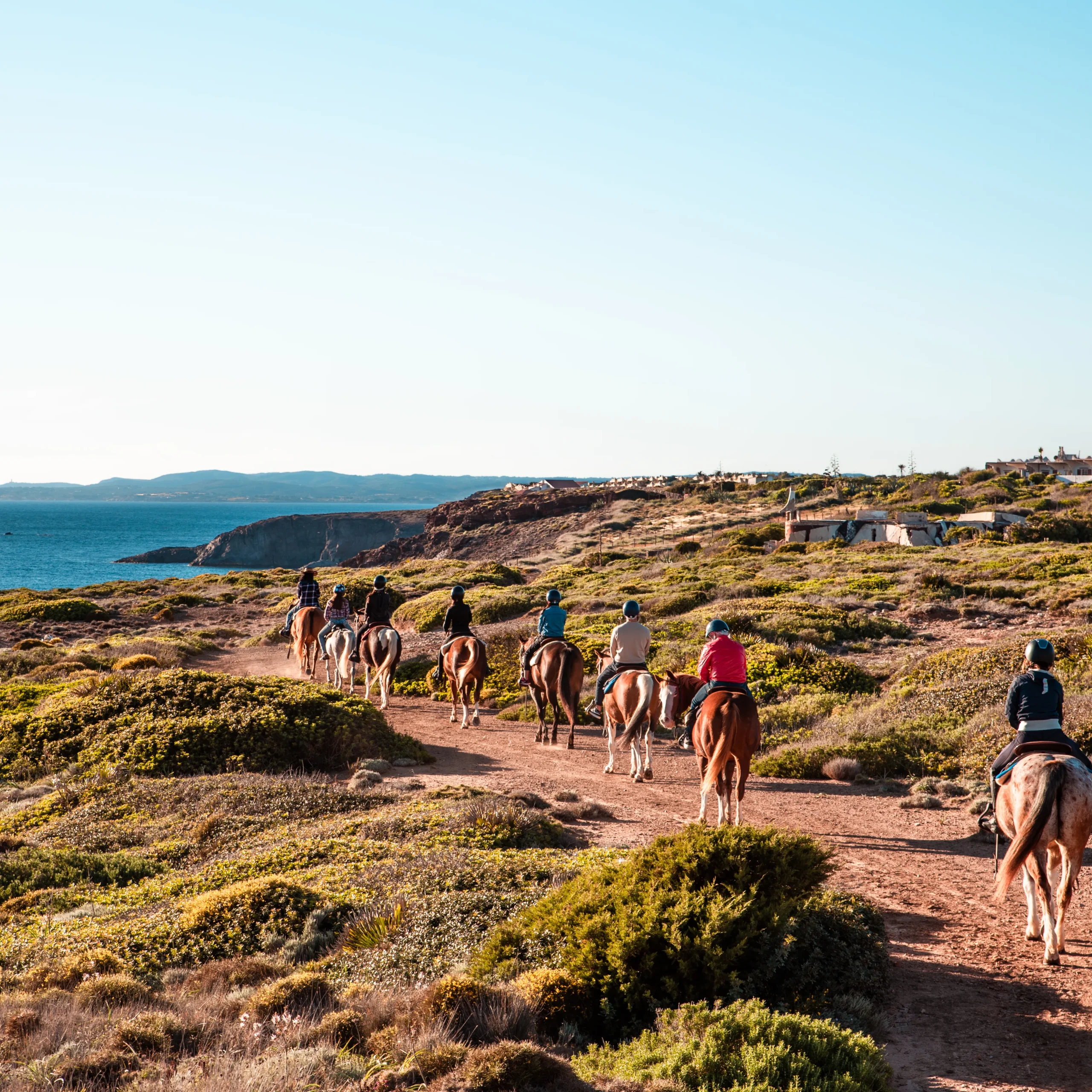 Kleine Gruppe im Schritt auf dem Küstenpfad im Westen von Sant'Antioco, Sardinien